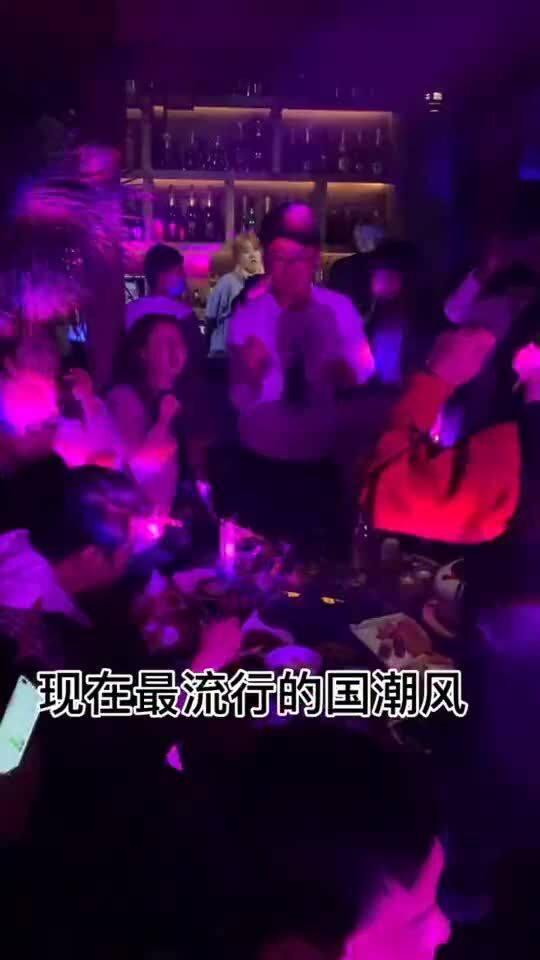 成都最新爆料新闻酒吧视频,视频揭露惊人一幕！